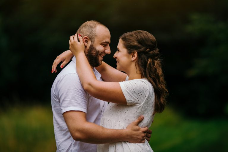 sesja narzeczeńska w lesie