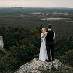sesja ślubna na szczycie góry zborów