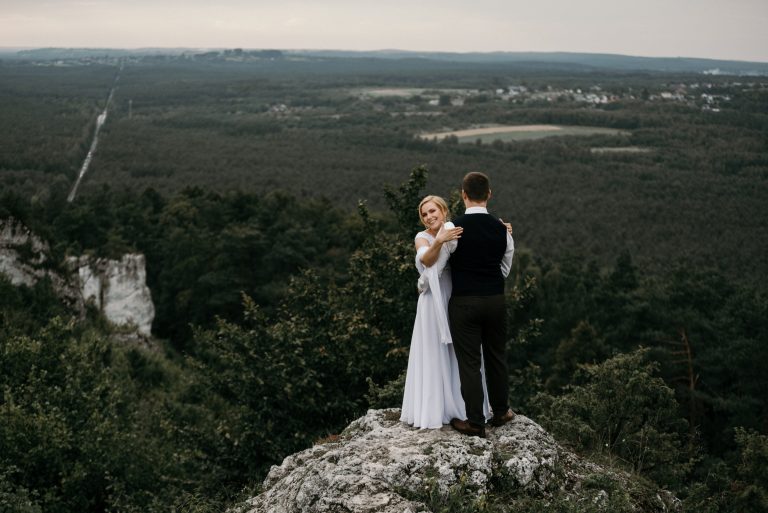 sesja ślubna na szczycie góry zborów