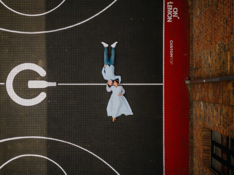 sesja narzeczeńska fabryka porcelany